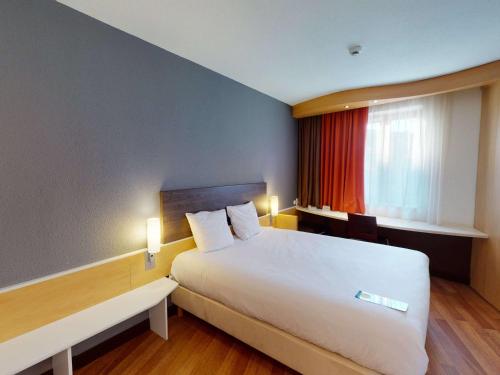 布拉迪斯拉发布拉迪斯拉发市中心宜必思酒店的一间设有大床和窗户的酒店客房