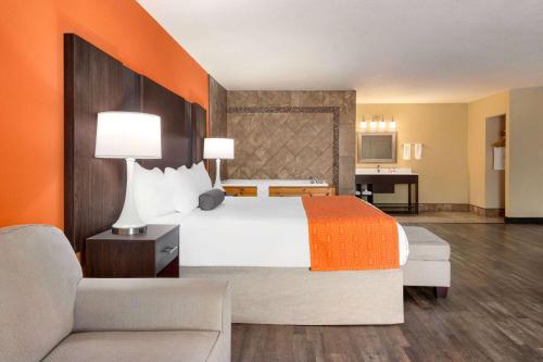鸽子谷皮金福奇豪生大酒店的酒店客房设有一张大床和一张沙发。