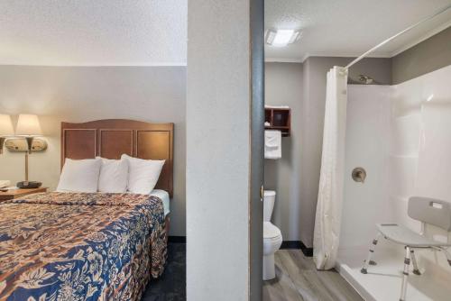 卡莱尔Rodeway Inn的酒店客房设有一张床和一个卫生间。