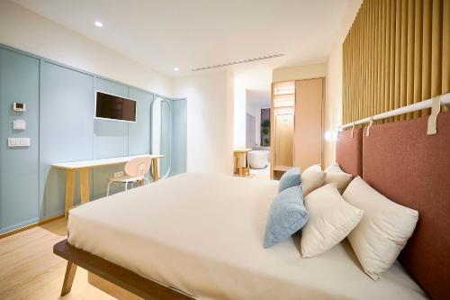 科尼尔-德拉弗龙特拉Hotel Leonor Conil的卧室配有带枕头的大型白色床
