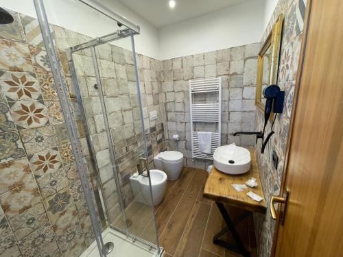 Cagnano AmiternoAgriturismo Cupello的浴室设有2个卫生间和玻璃淋浴间。