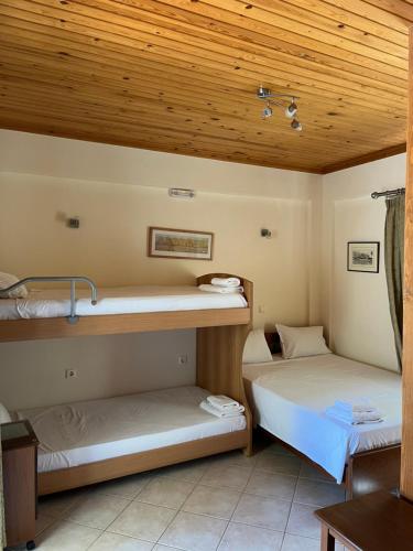 耶尼翁Villa Agni的配有木天花板的客房内的两张双层床