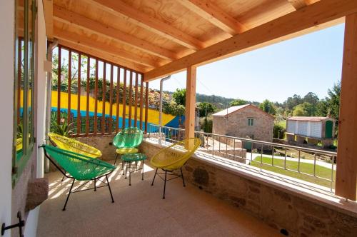 AmésA Casa Do Boi的阳台配有椅子,享有庭院的景色