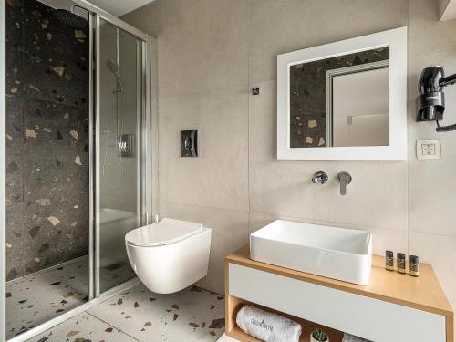 干尼亚Cretan Berry Kondylaki的浴室配有卫生间、盥洗盆和淋浴。