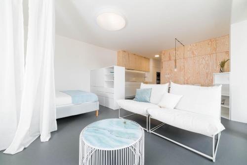 特尔纳瓦White Innk city center apartment的客厅配有白色的沙发和桌子