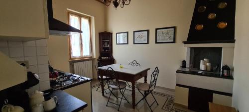 PetrignanoIl Nido del Cuculo的厨房配有桌椅和炉灶。