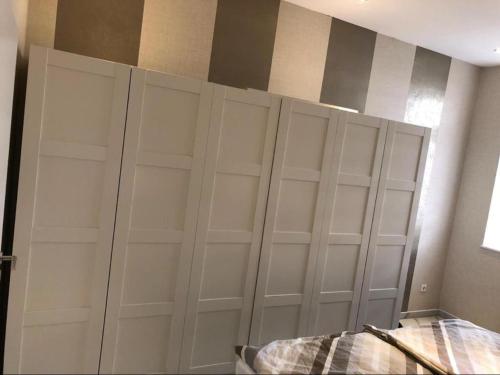 埃森Ferienwohnung Zollverein的卧室内带白色门的衣柜