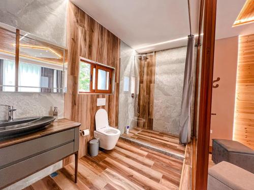 泰斯Logu i Harushave的浴室配有卫生间、盥洗盆和淋浴。