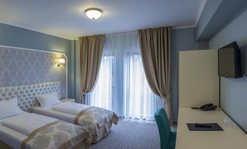 胡内多阿拉波里法德酒店的酒店客房配有两张床和一张书桌