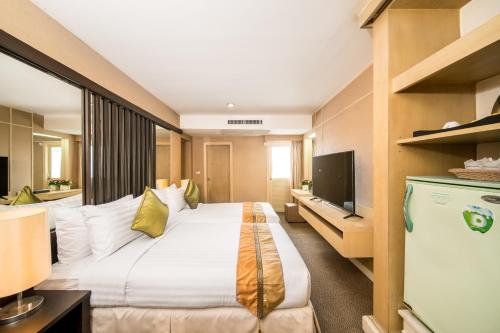 曼谷尼兰大酒店 的酒店客房,配有床和电视