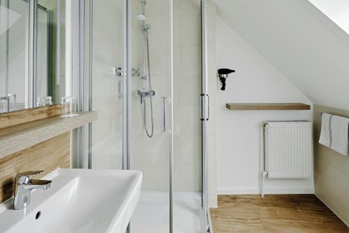 威克奥夫弗尔杜斯加尼酒店 的一间带水槽和淋浴的浴室
