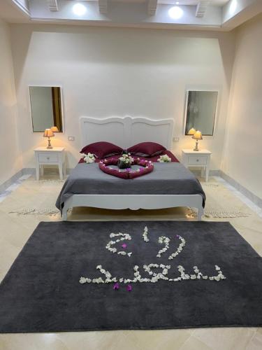 特里法Villa avec piscine的一间卧室配有一张黑色地毯的床