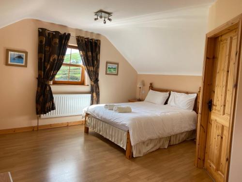 巴林斯凯利格斯Chapel Cross House的一间卧室设有一张大床和一个窗户。