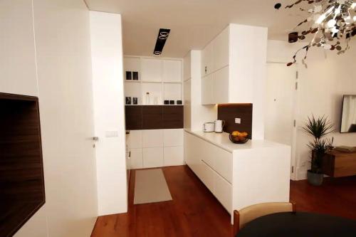 里斯本Timeless Ambassador -Belém的白色的厨房配有白色的橱柜和桌子