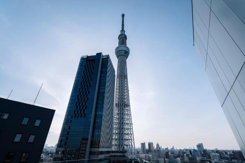 东京Keisei Richmond Hotel Tokyo Oshiage的城市艾菲尔铁塔的景色