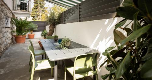 斯普利特Stylish City Apartment的种有植物的庭院里的桌椅