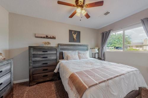 阿尔伯克基Comfortable 3-bedroom home with spacious backyard的一间卧室配有一张床和吊扇