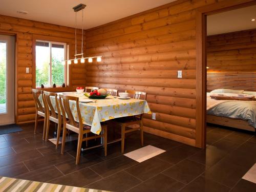 基洛纳Myra Canyon Lodge的一间带桌椅和一张床的用餐室