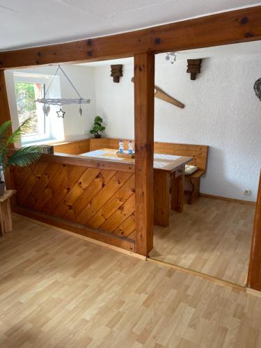 瓦尔德-米谢尔巴赫Ferienhaus zum Ulfenbachtal的带浴缸和桌子的大客房