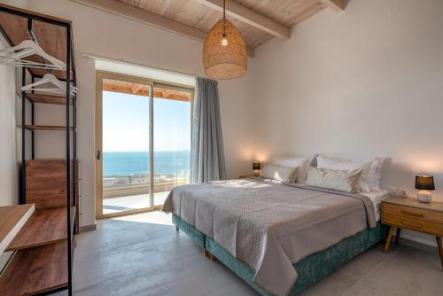 法拉萨纳Alma Natura Villas Falasarna- Aphroditi Villa的一间卧室配有一张床,享有海景