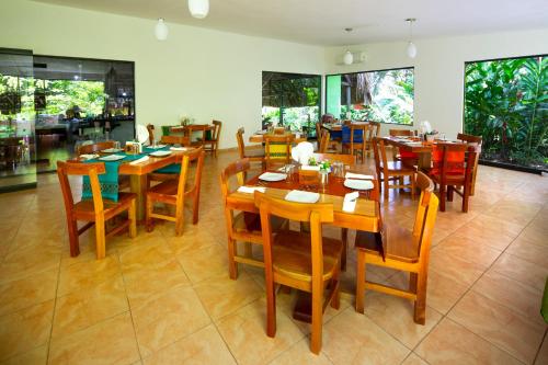 帕伦克Hotel La Aldea del Halach Huinic的用餐室配有木桌和椅子