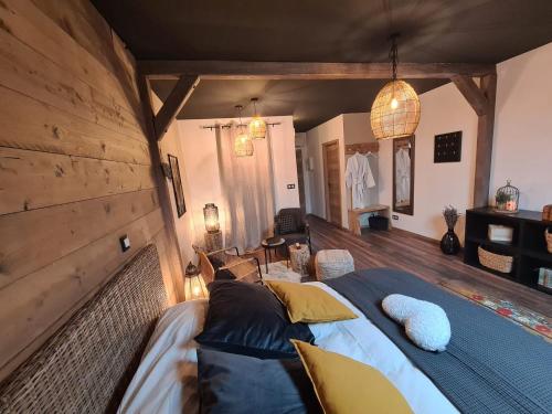Buhl-LorraineLa suite Volupté - SPA du Souffle du Saule的一间卧室设有一张带木墙的大床