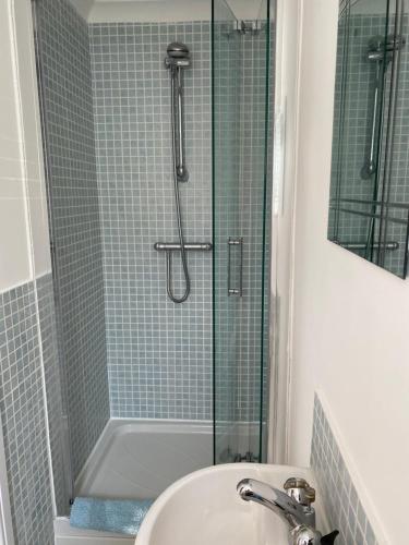 阿伯索赫Waters Reach的带淋浴、水槽和浴缸的浴室