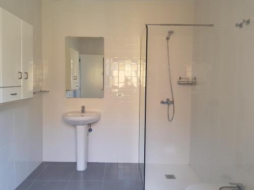 巴尔韦尔德Vv CASA JULIA的白色的浴室设有水槽和淋浴。
