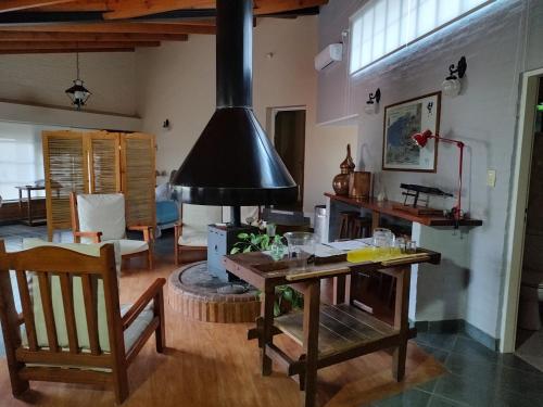 特雷利乌COMO EN CASA的一间带炉灶和桌子的厨房(位于客房内)