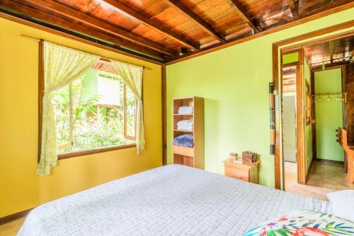 托尔图格罗casa chilamates的一间卧室设有一张大床和一个窗户。