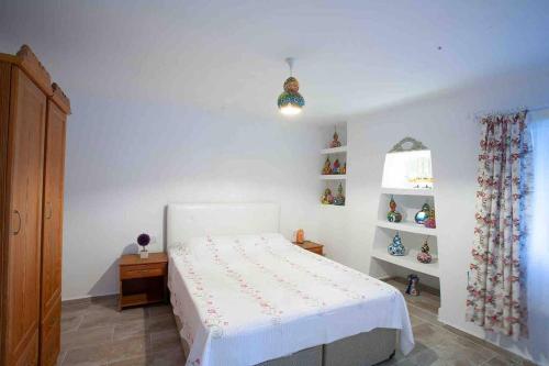 达特恰Mor Salkım Evi的卧室配有白色的床和窗户。