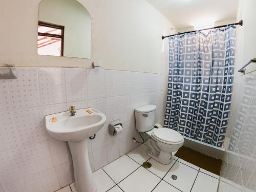 YanqueLa Casa de la Abuela Isabel的白色的浴室设有水槽和卫生间。