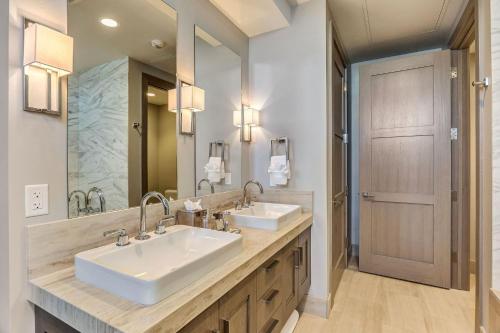 帕克城Premium Room Hotel Room的一间带两个盥洗盆和大镜子的浴室