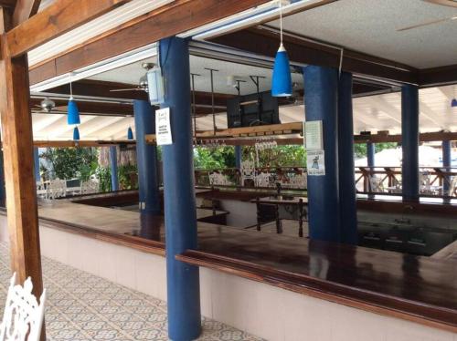 拉纳韦贝Lush Tropical apartment located in a 4-star resort的一间设有蓝色柱子和镜子的餐厅
