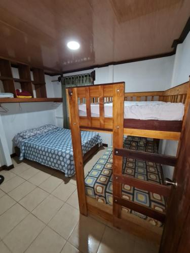 卡维塔Casa Samia的配有2张双层床的宿舍间