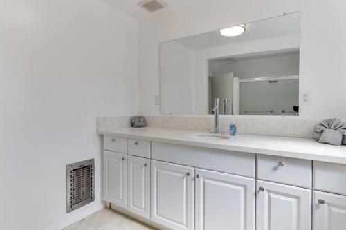 洛杉矶3 bedroom Mid-Wilshire Charmer near Downtown的白色的浴室设有水槽和镜子