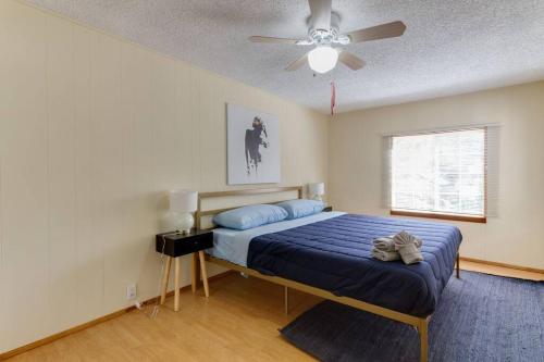 洛杉矶3 bedroom Mid-Wilshire Charmer near Downtown的一间卧室配有一张床和吊扇