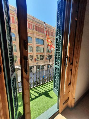 巴塞罗那洛桑酒店的享有大楼景致的开放式窗户