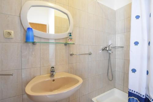 麦米科Apartments by the sea Marusici, Omis - 10012的一间带水槽、镜子和淋浴的浴室