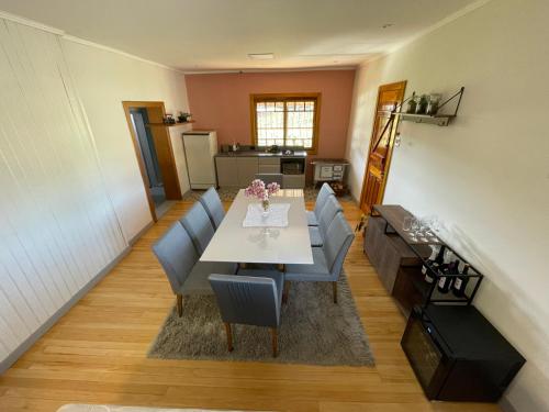 本图贡萨尔维斯Casa Vita BG - Casa de campo的一间带桌椅的用餐室和一间厨房