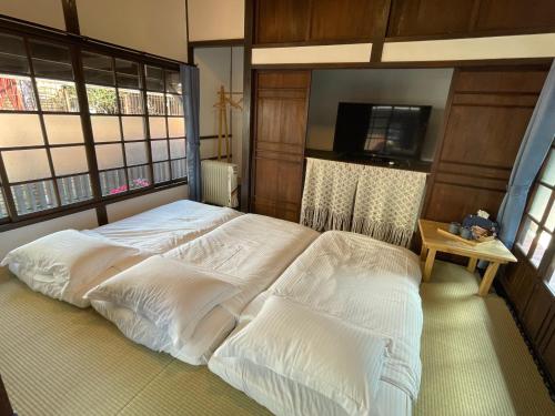 南庄乡南庄東村宿舍Nanzhuang Dongchon Homestay的一间卧室配有一张带白色床单的大床