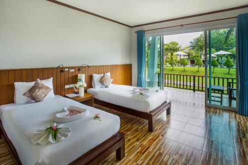 蔻立The La Valle'e Resort的酒店客房设有两张床和一个阳台。
