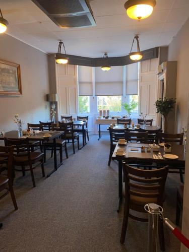爱丁堡Ellwyn House的用餐室配有木桌和椅子