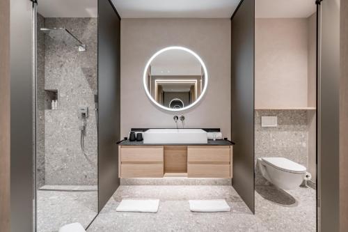湖城Hotel Weisses Lamm的一间带水槽和镜子的浴室