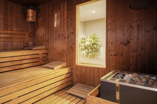 卢森塔尔博格霍夫瓦德酒店的客房设有带木墙和窗户的桑拿浴室。
