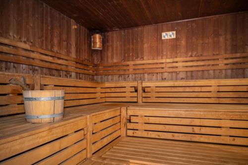 卢森塔尔博格霍夫瓦德酒店的空的木制桑拿,里面装有桶