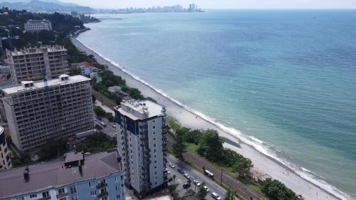 马钦加里尼诺宾馆的享有海滩和建筑的空中景致
