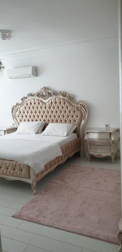 安塔利亚Konyaaltı plajına 10 dakika kral dairesi的一间卧室配有一张大床和大床头板