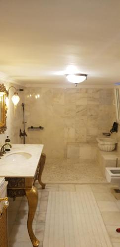 安塔利亚Konyaaltı plajına 10 dakika kral dairesi的大型浴室设有水槽和浴缸。