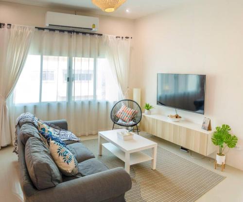 素可泰100sqm 2 bed apartment Sukhothai City的带沙发和平面电视的客厅